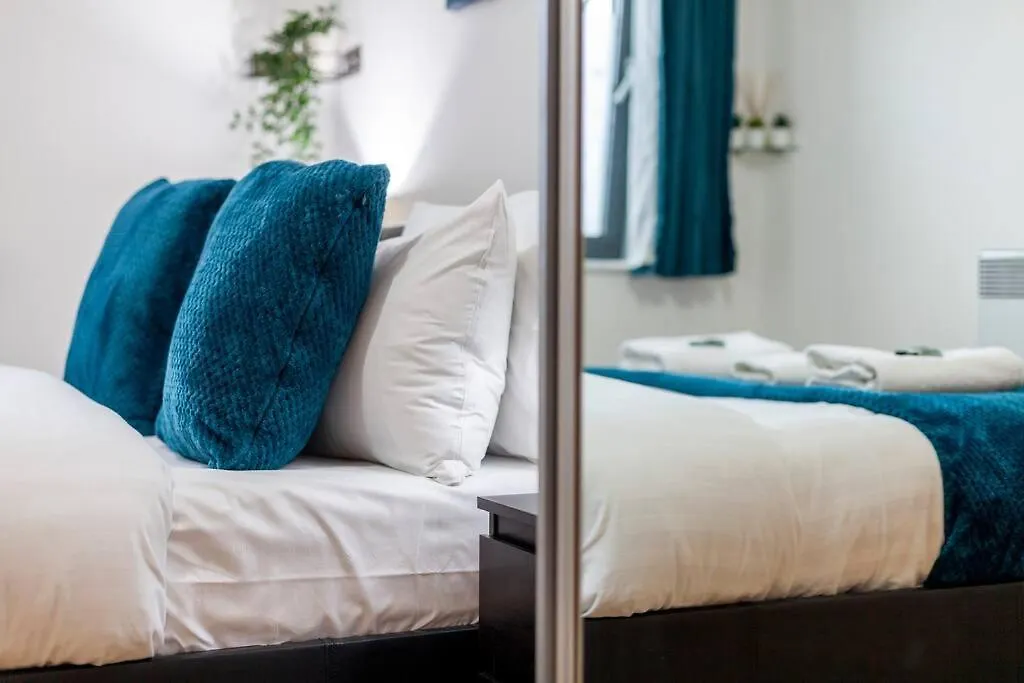 Perfect For Long Stays Business & Family Guests! Parking Stratford London Sleeps 6 Guests! Wifi & Netflix Apartment