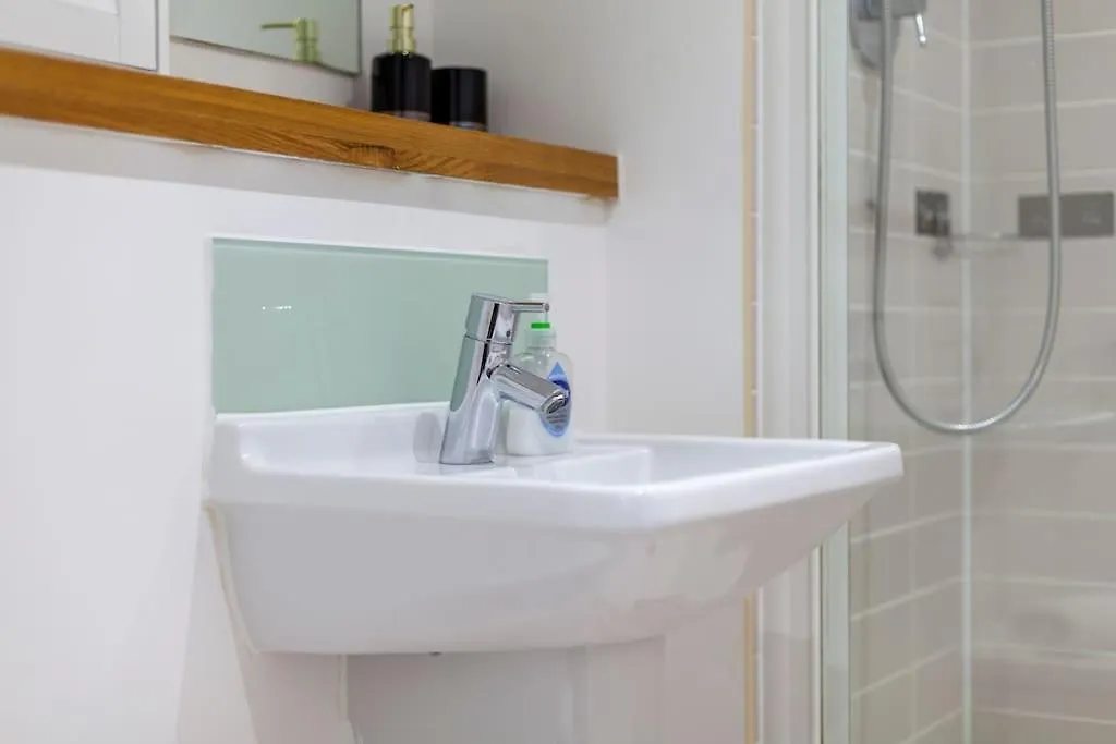 Apartment Perfect For Long Stays Business & Family Guests! Parking Stratford London Sleeps 6 Guests! Wifi & Netflix