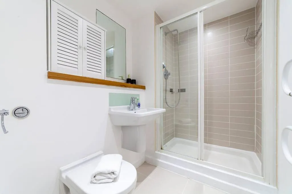 Perfect For Long Stays Business & Family Guests! Parking Stratford London Sleeps 6 Guests! Wifi & Netflix Apartment