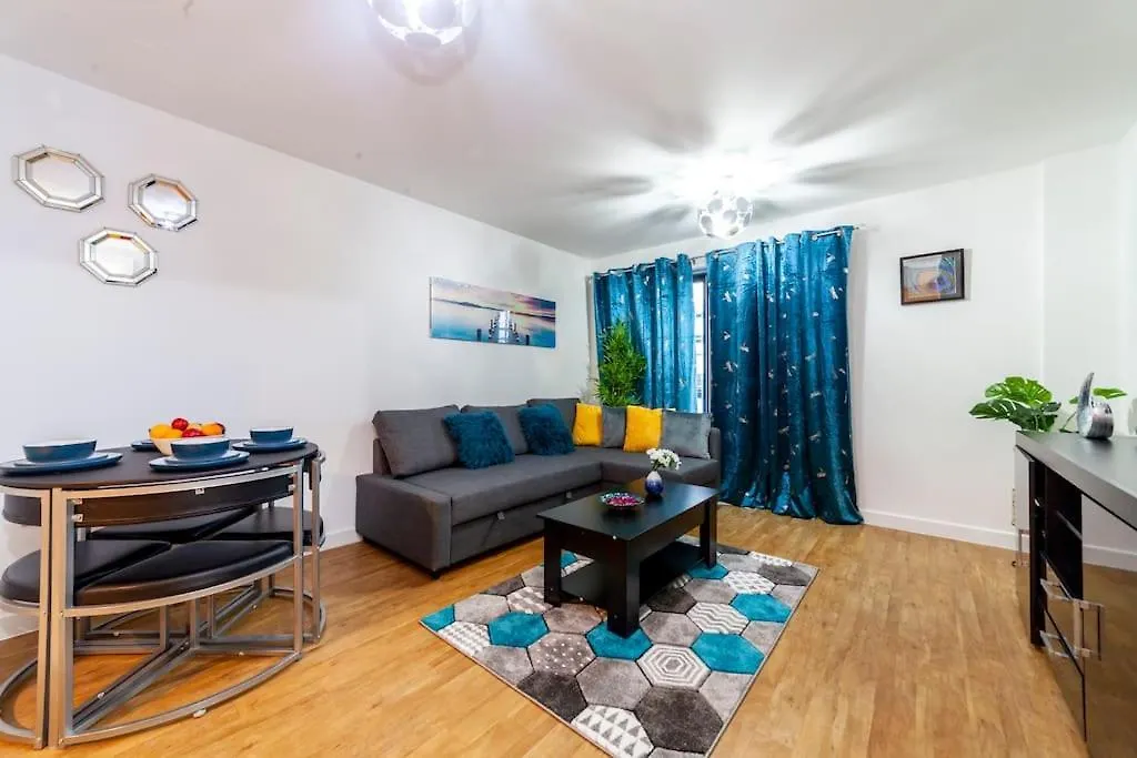 Perfect For Long Stays Business & Family Guests! Parking Stratford London Sleeps 6 Guests! Wifi & Netflix