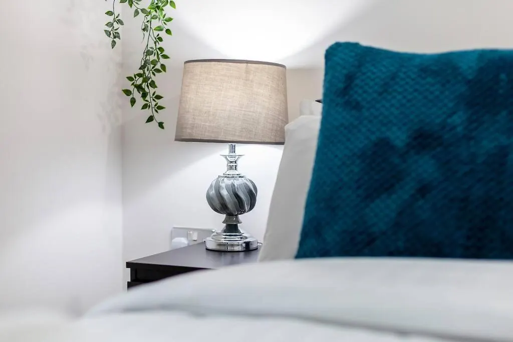Perfect For Long Stays Business & Family Guests! Parking Stratford London Sleeps 6 Guests! Wifi & Netflix