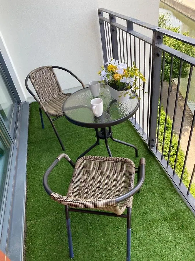 Perfect For Long Stays Business & Family Guests! Parking Stratford London Sleeps 6 Guests! Wifi & Netflix Apartment