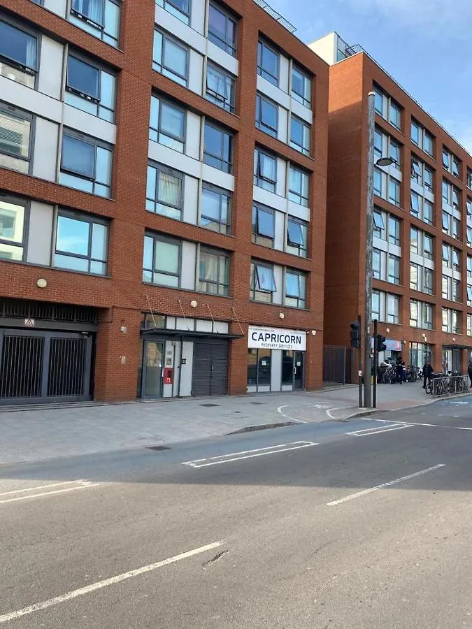 Apartment Perfect For Long Stays Business & Family Guests! Parking Stratford London Sleeps 6 Guests! Wifi & Netflix