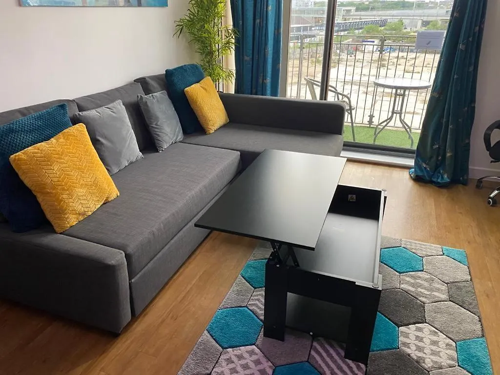 Perfect For Long Stays Business & Family Guests! Parking Stratford London Sleeps 6 Guests! Wifi & Netflix Apartment
