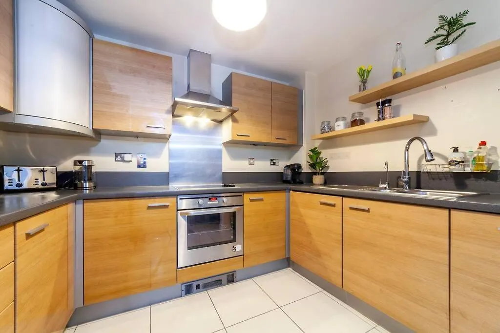 Perfect For Long Stays Business & Family Guests! Parking Stratford London Sleeps 6 Guests! Wifi & Netflix Apartmán