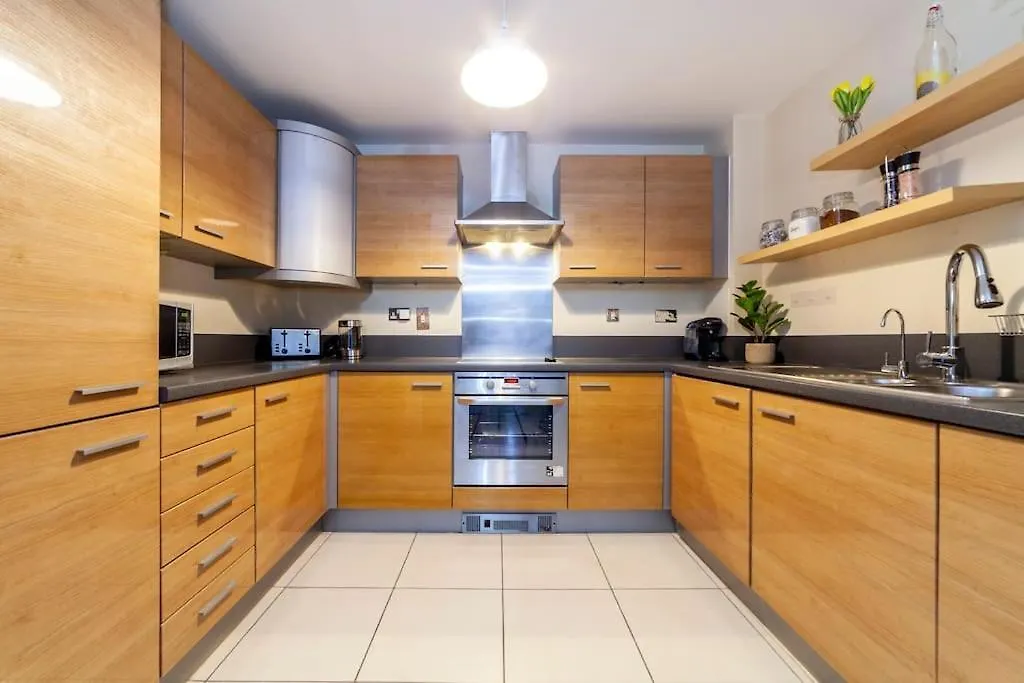 Perfect For Long Stays Business & Family Guests! Parking Stratford London Sleeps 6 Guests! Wifi & Netflix Apartmán