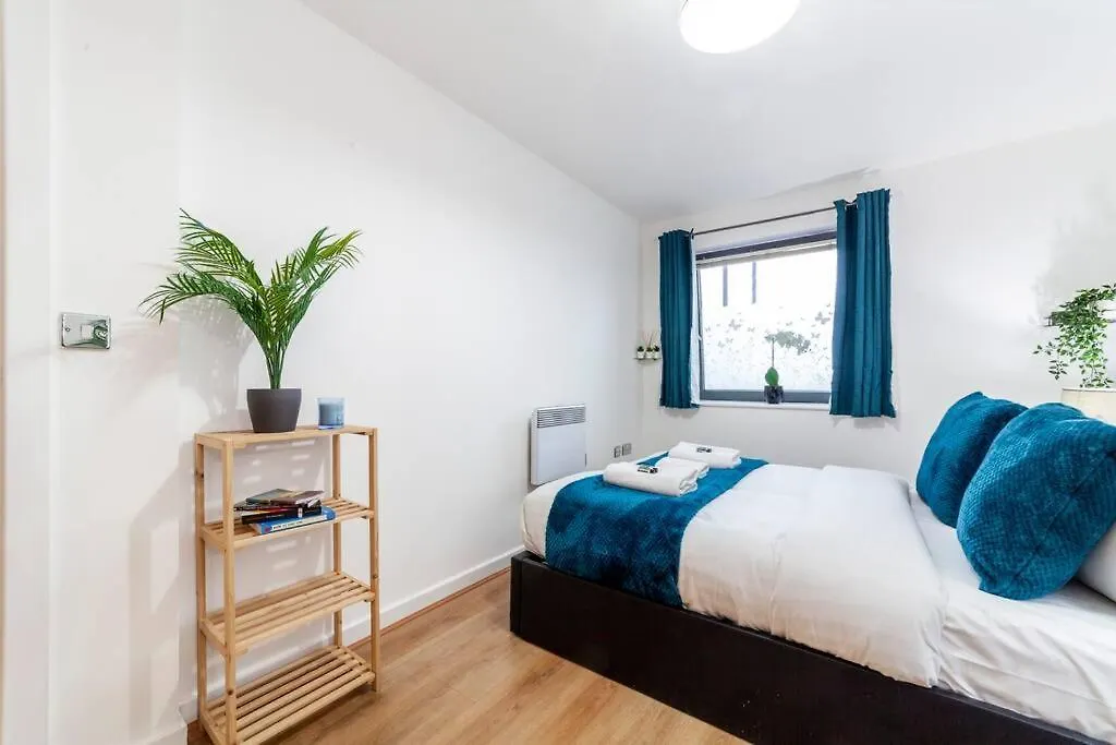 Perfect For Long Stays Business & Family Guests! Parking Stratford London Sleeps 6 Guests! Wifi & Netflix